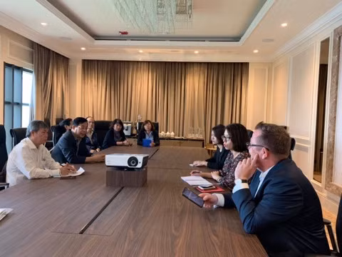 The delegation works with a hotel's management board in Danang.