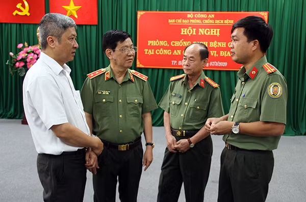 Deputy Minister Nguyen Van Son and delegates at the meeting.