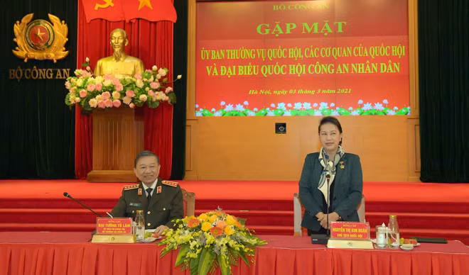 NA Chairwoman Nguyen Thi Kim Ngan speaks at the event.