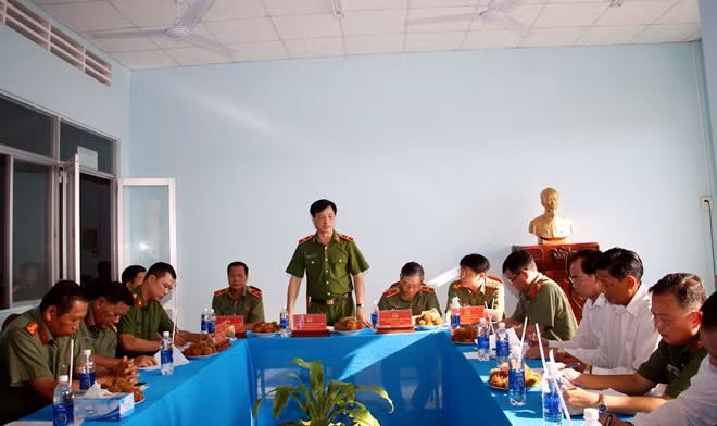 Deputy Minister Nguyen Duy Ngoc speaks at the meeting with the My Khanh Communal Police Station (Phong Dien district, Can Tho city).
