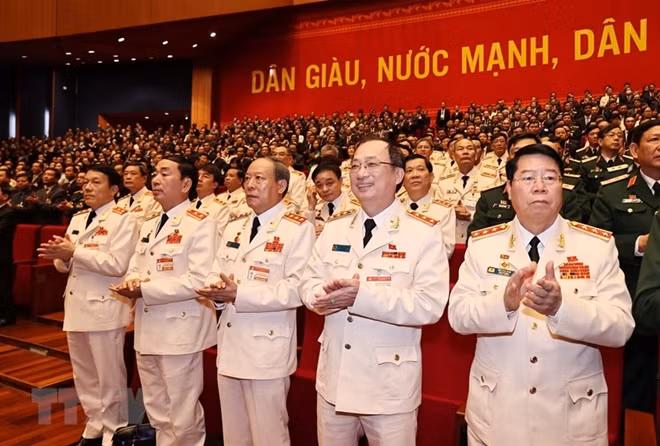 The 13th National Congress of the Communist Party of Vietnam saw the participation of 1,587 delegates representing more than 5.1 million Party members nationwide. The delegation of the Public Security Party Organization attending the 13th National Party Congress includes 32 delegates.