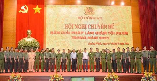 Deputy Minister Le Quy Vuong, Deputy Minister Nguyen Duy Ngoc and delegates at the event.