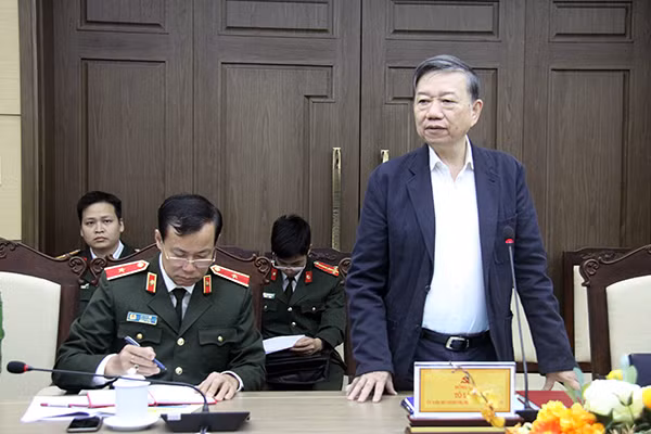 - Minister To Lam speaks at the meeting.