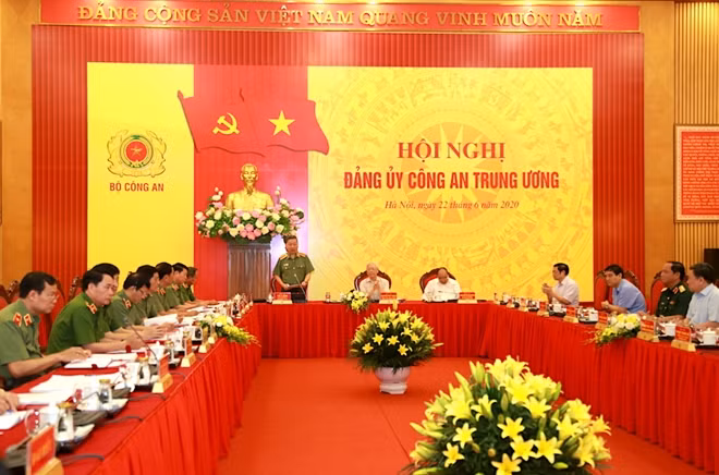Party General Secretary and State President Nguyen Phu Trong, Prime Minister Nguyen Xuan Phuc, Minister To Lam and other delegates at the meeting.