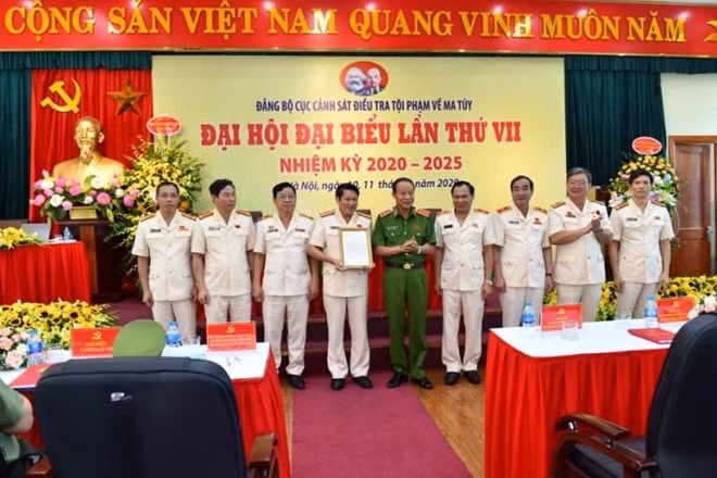 Deputy Minister Le Quy Vuong hands over the letter to the Counter Narcotics Police Department's leaders.