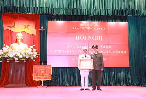 Under the authority of the State President, Minister To Lam awards the Third-class Military Exploit Order to Major General Nguyen Quang Chu, former Deputy Director of the Public Security General Department of Politics.