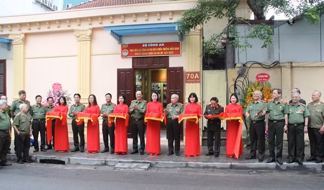 Deputy Minister Nguyen Van Thanh and delegates cuts the inauguration ribbon to open the project.