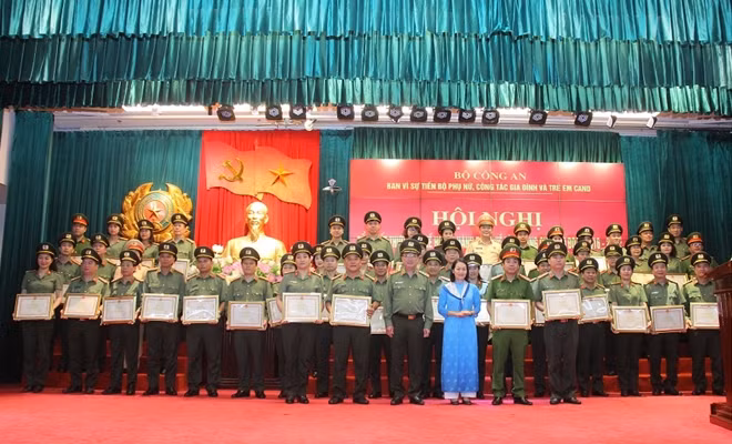 Deputy Minister Nguyen Van Thanh and Vice President of the Vietnam Women's Union Central Committee Bui Thi Hoa award Certificates of Merit to individuals and teams with outstanding achievements.