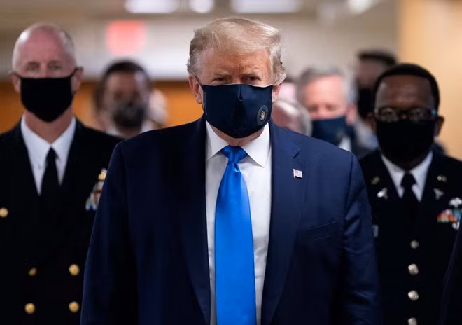 In a first, Trump dons masks in visit to a military medical facility ảnh 1