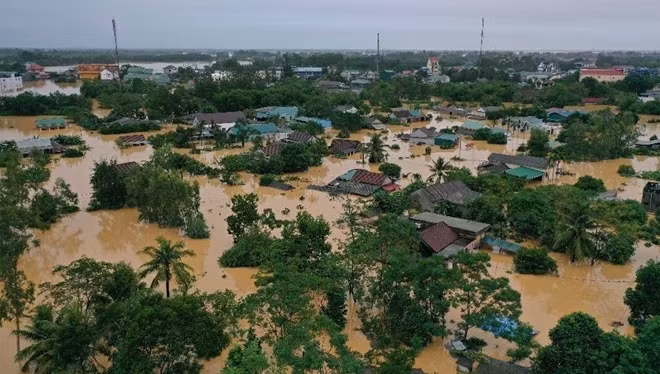 Floods cause huge damages to Vietnam's central provinces.