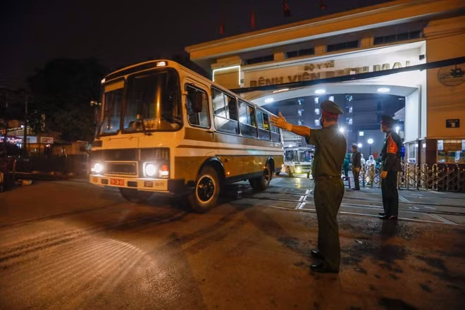 The move came as the country's health sector annouced more than 10 new cases of COVID-19 connected to Bach Mai hospital. Up to now, Vietnam's COVID-19 tally has risen to 179, with 21 cases having recovered and been discharged from hospitals.
