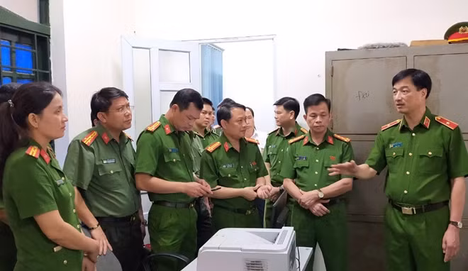 Deputy Minister Nguyen Duy Ngoc conducts field inspection of the Cam Thuy district police.