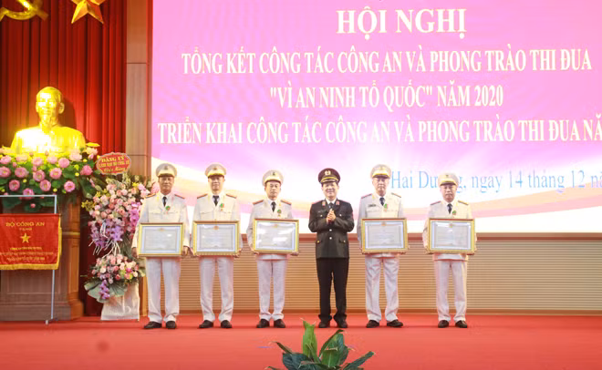 Under the authority of the State President, Deputy Minister Nguyen Van Son presents the Third-class “Fatherland Protection” Medals to five officers with outstanding achievements.