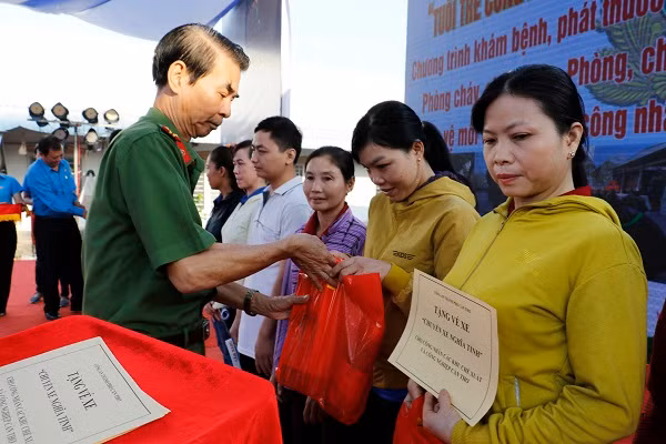Senior Colonel Vu Van Tao, Deputy Director of Can Tho City Police Department, gives packages of gifts and bus tickets to the workers.