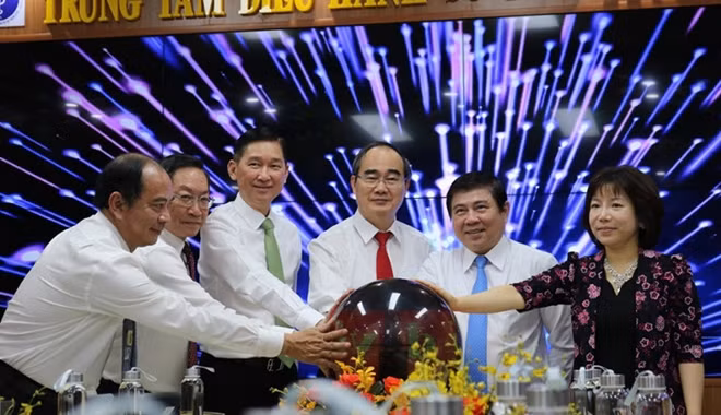 Mr. Nguyen Thien Nhan and delegates launch the smart health operation center. Mr. Nguyen Thien Nhan and delegates launch the smart health operation center.