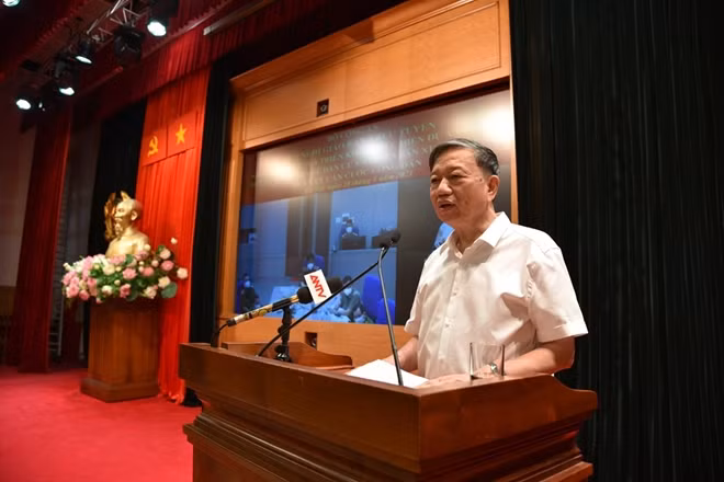 Minister To Lam speaks at the event.