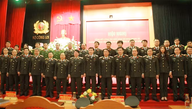 Deputy Minister Bui Van Nam and other delegates at the conference.
