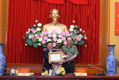 Deputy Minister Nguyen Van Thanh awards the “National Security Protection” Medal to Assoc. Prof., Dr, Musician Do Hong Quan. Deputy Minister Nguyen Van Thanh awards the “National Security Protection” Medal to Assoc. Prof., Dr, Musician Do Hong Quan.