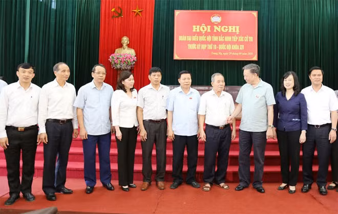 Minister To Lam and delegates.