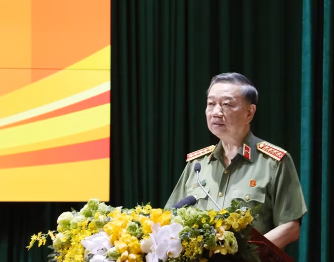 Minister To Lam gives the opening speech at the conference.