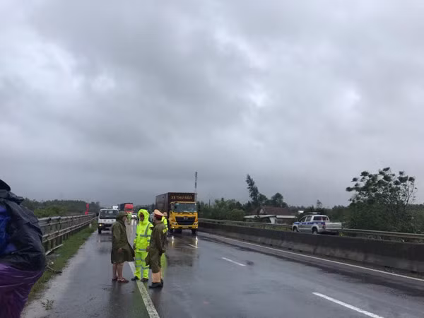 Traffic police ensures safety for people and vehicles in flood.