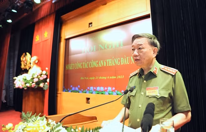 Minister To Lam speaks at the event.