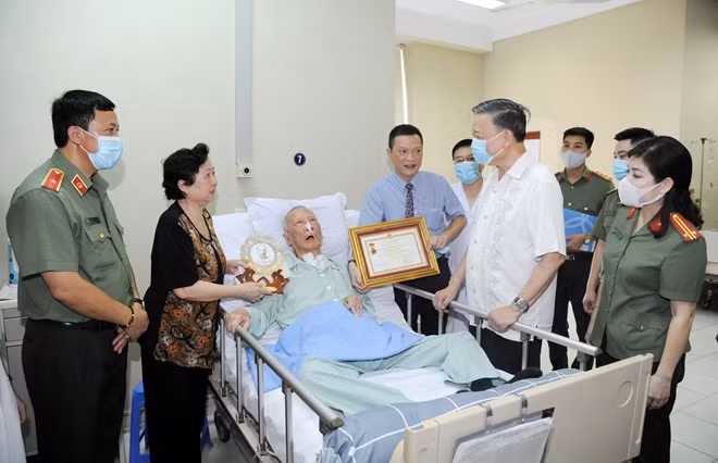 Minister To Lam visits Composer Trong Bang and awards the “National Security Protection” Medal to Composer Trong Bang. Minister To Lam visits Composer Trong Bang and awards the “National Security Protection” Medal to Composer Trong Bang.
