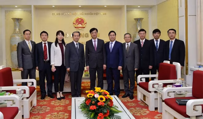Deputy Minister Nguyen Duy Ngoc, Mr. Xiong Bo, Chinese Ambassador to Vietnam and other delegates at the meeting.