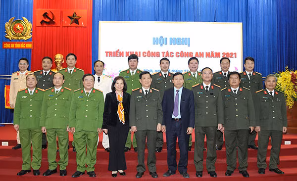 Deputy Minister Nguyen Van Son and other delegates at the event.
