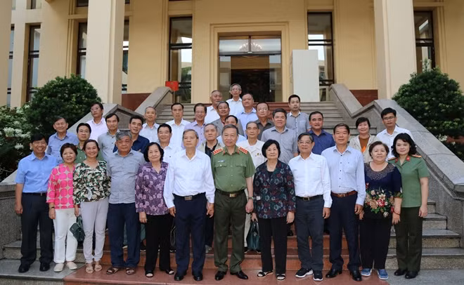 Minister To Lam and members of the Retired Police Public Security Officers’ Club of Ho Chi Minh city.