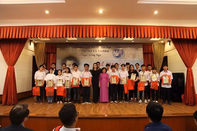 The Vietnamese students will receive full scholarships from the Russian Government.
