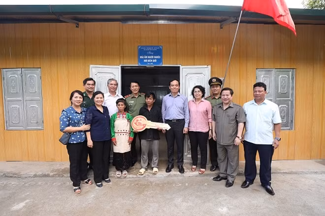 Deputy Minister Luong Tam Quang and other leaders hand over the houses to poor people in Muong Te district.