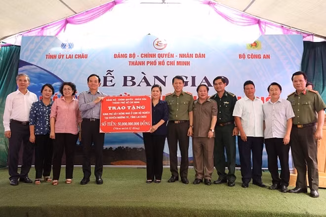 Mr. Tran Luu Quang hands VND 50 billion to the Lai Chau Provincial Party Committee.