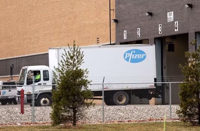 Historic U.S. COVID vaccine campaign launches with convoy of trucks ảnh 1