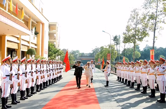 Deputy Minister Nguyen Van Thanh inspects the Honor Team of the People's College I.