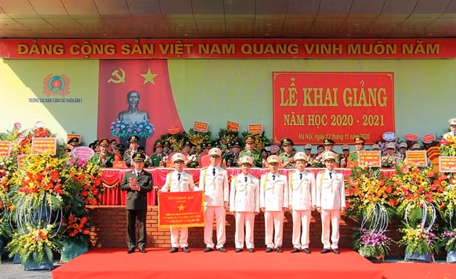 Deputy Minister Nguyen Van Thanh presented the Emulation Flag of the Ministry of Public Security to the People's Police College I.