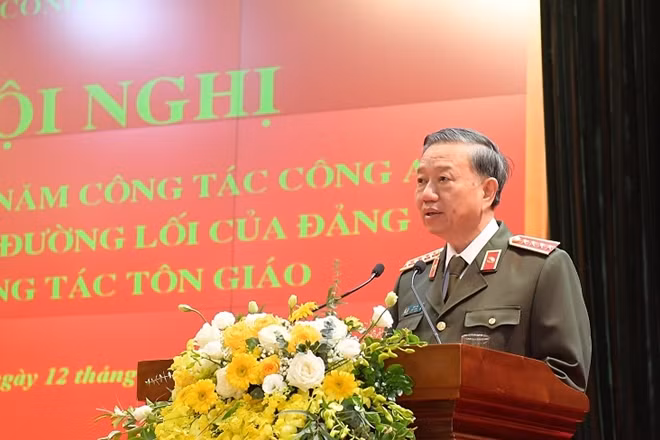 Minister To Lam speaks at the event.