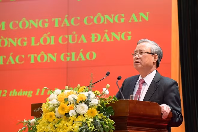 Mr. Tran Quoc Vuong speaks at the event.