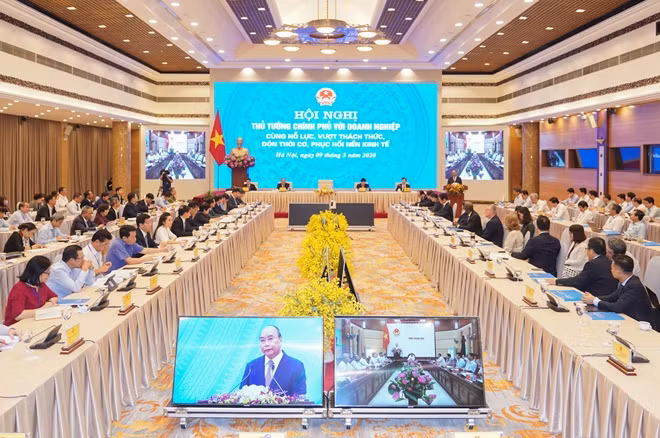 Prime Minister Nguyen Xuan Phuc chairs the meeting.