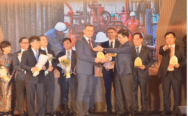Petrovietnam leaders congratulated and awarded medals to contractors, partners and units with outstanding achievements in 2019