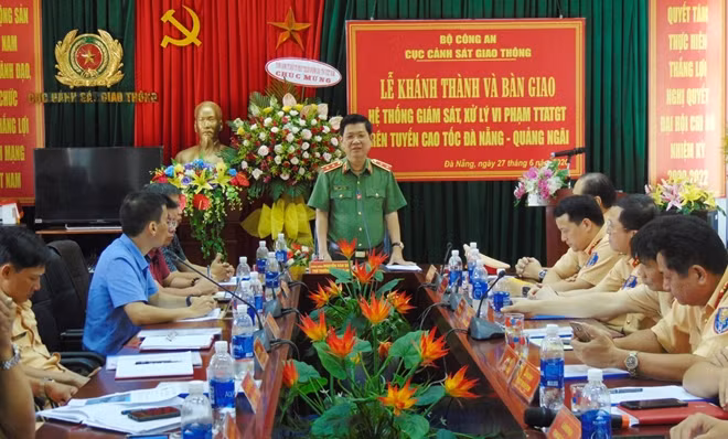 Deputy Minister Nguyen Van Son speaks at the ceremony.
