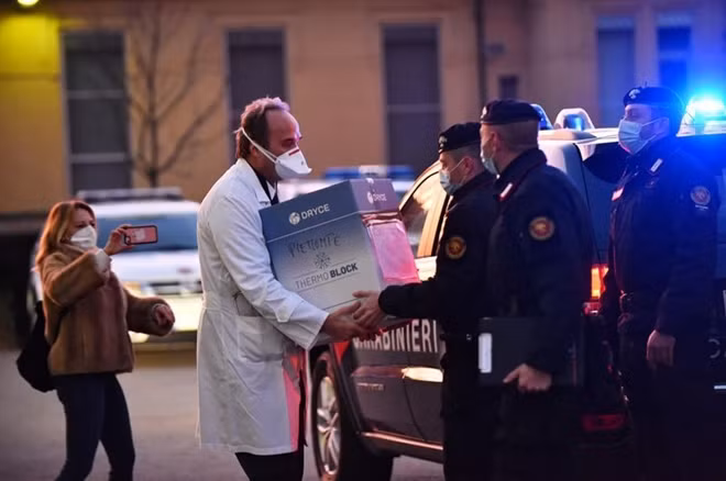 Countdown to 'catastrophe:' Inside Europe's fight for COVID shots ảnh 1