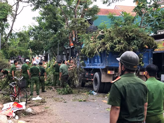 Police of Central coastal provinces help people overcome consequences of Typhoon Noul