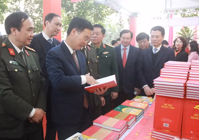 Politburo member and head of the Party Central Committee’s Information and Education Commission Vo Van Thuong, Minister of Information and Communications Nguyen Manh Hung visit the exhibition.