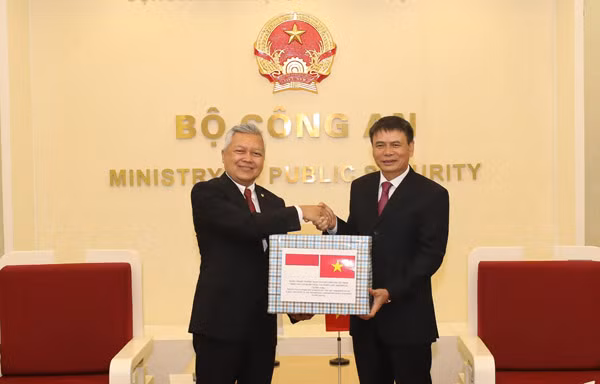 Lt. Gen. Truong Van Thong hands over facemasks to Ambassador Ibnu Hadi