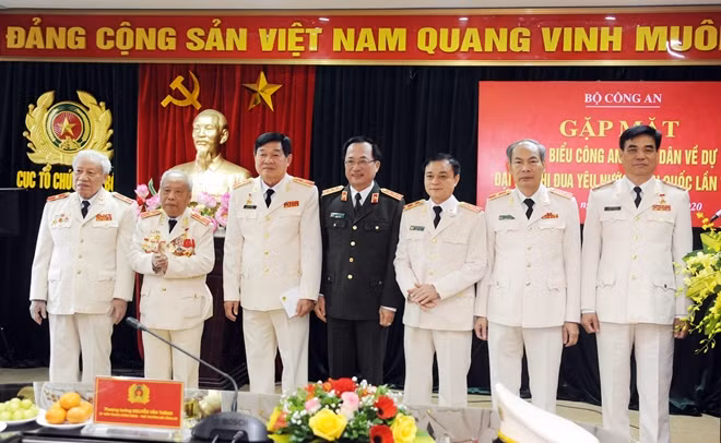 Deputy Minister Nguyen Van Thanh and the delegates at the meeting.
