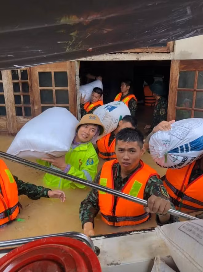 Police officers officers and means have been also mobilized to flooded areas to conduct search and rescue, urgently helping people transport their family and belongings to safe areas.