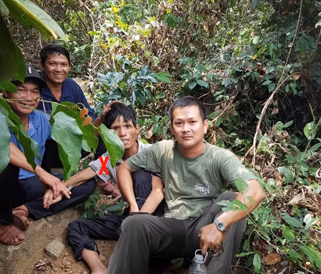 The citizens help the local police forces arrest a murderer in Binh Dinh.
