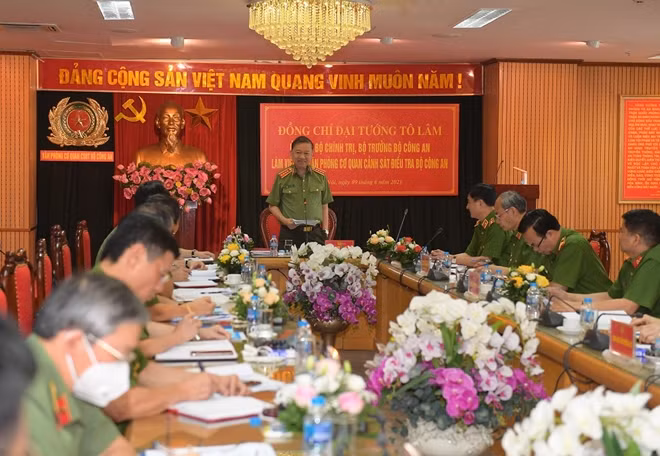 Minister To Lam speaks at the event.
