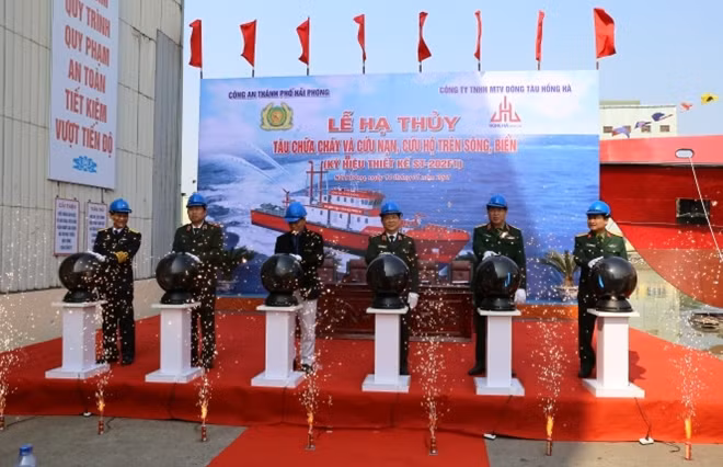 Deputy Minister Nguyen Van Son and delegates pressed the button to launch the Hoa Phuong 1 ship.